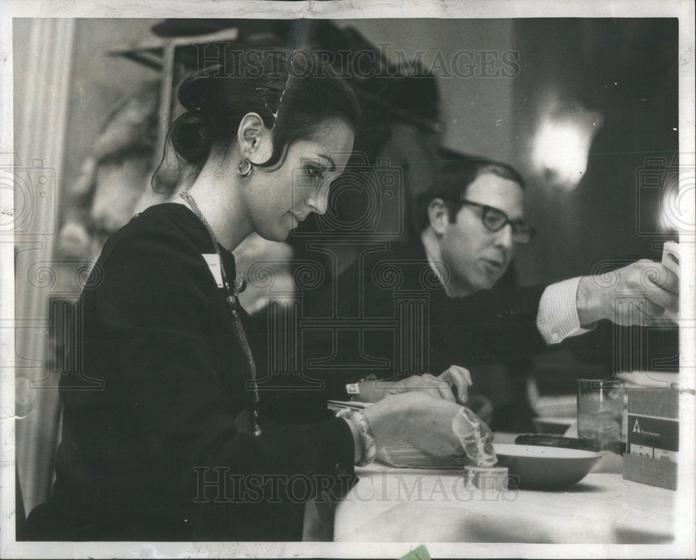 1970 Press Photo Colleeen Pierce And Donald Kamp Jr Stamp Out Correspondence for - Historic Images