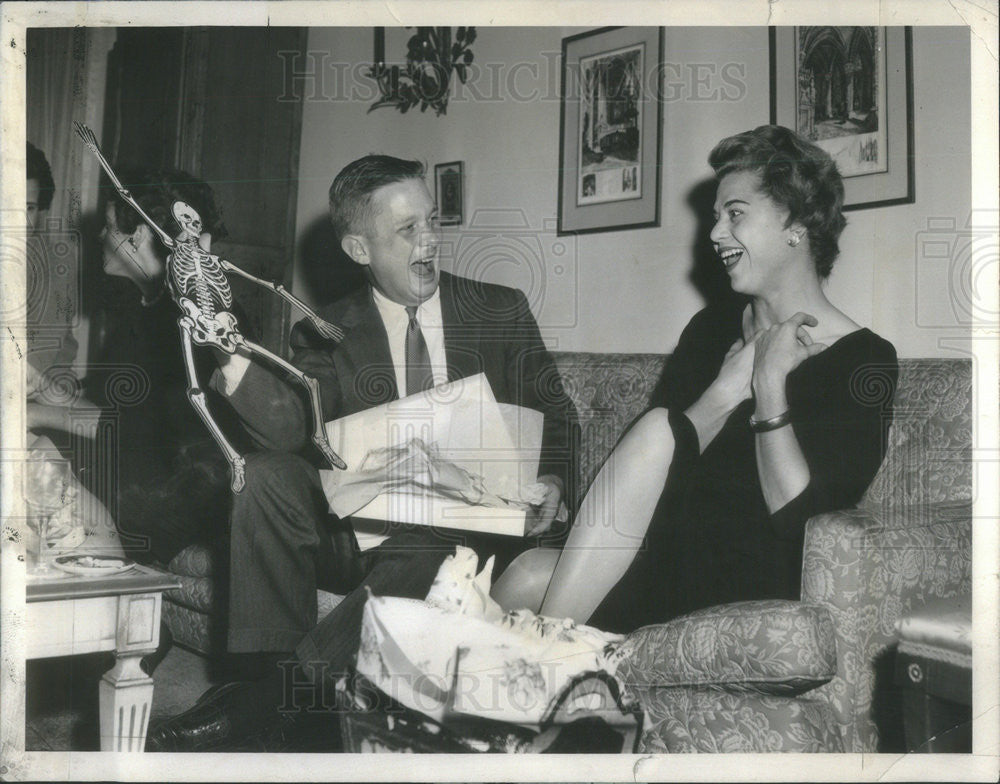 1959 Press Photo William Pierce And Lita McKenna Open Gifts At Bridal Shower - Historic Images