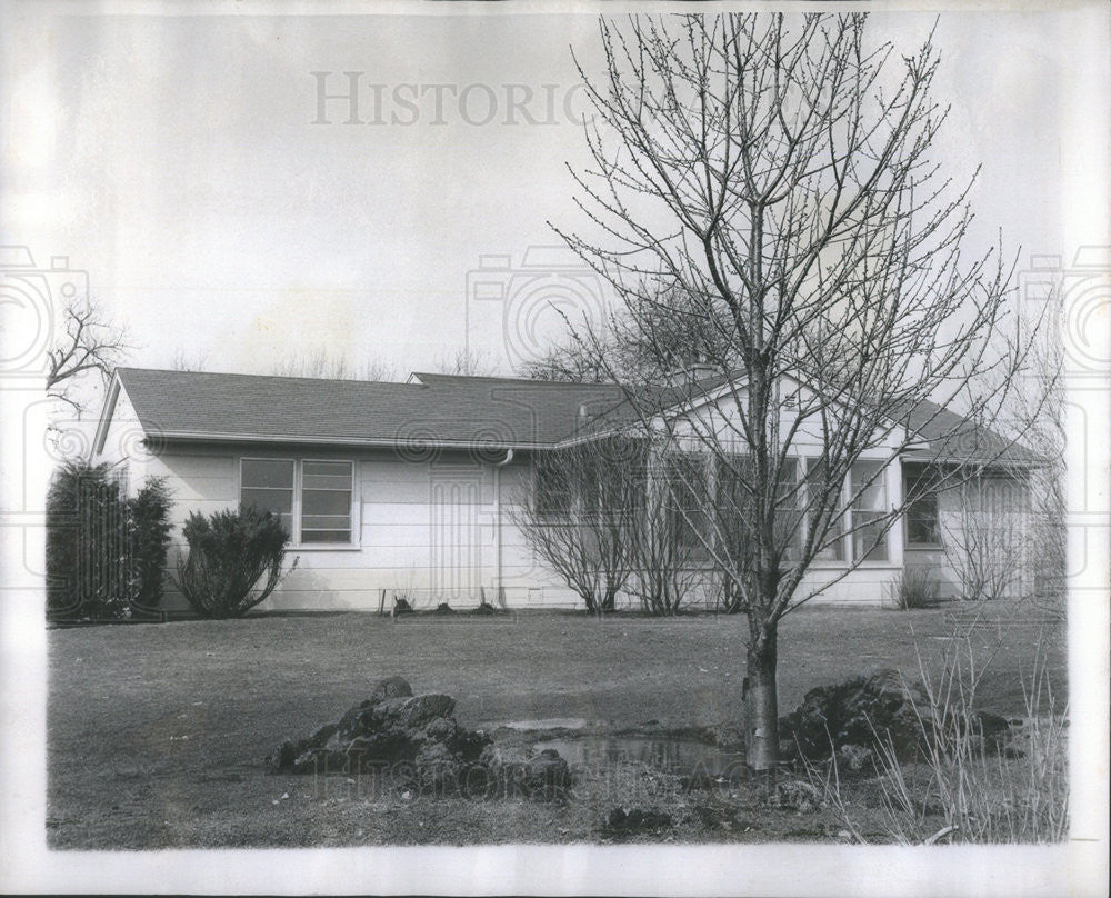 1960 Press Photo Hole in Stanley Pierce&#39;s backyard where gold coins were found. - Historic Images