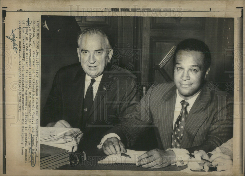 1971 Press Photo Daniel Haughton &amp; Samuel Pierce sign Lockheed financing - Historic Images