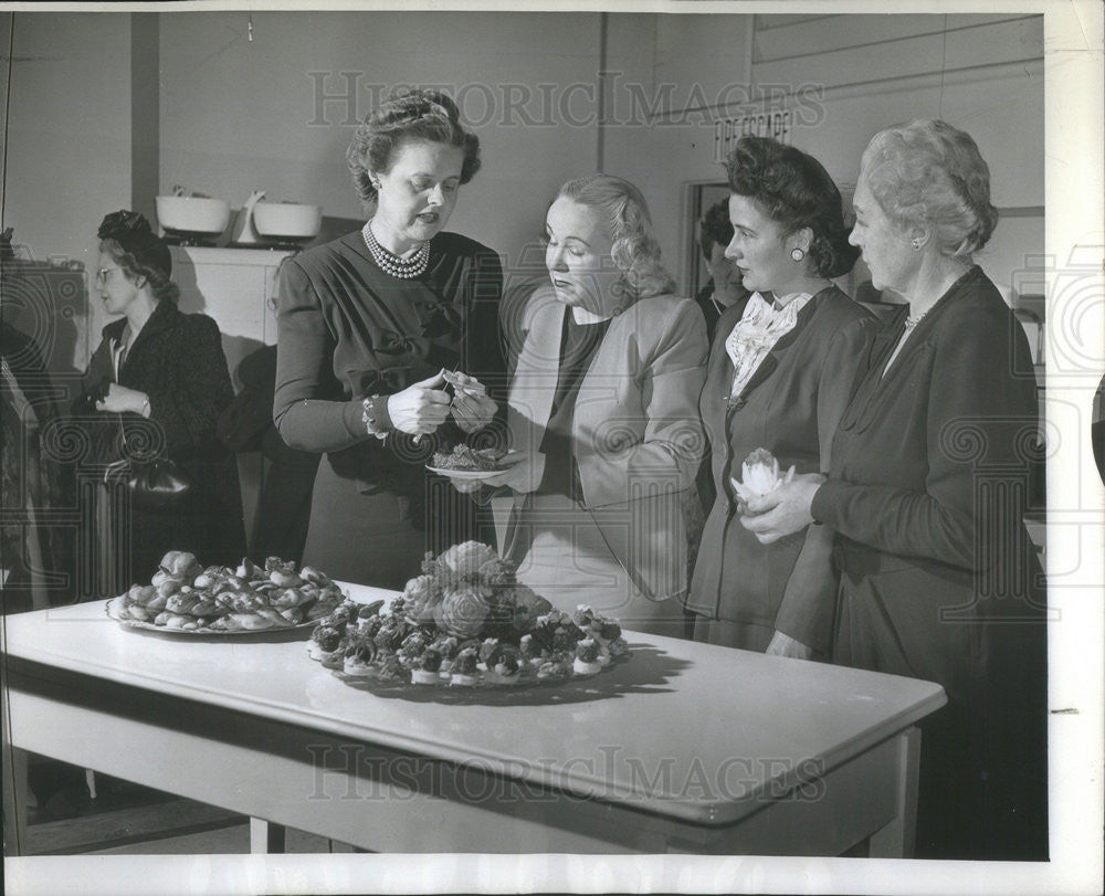 1947 Press Photo Carved Vegetables/Food/Mrs. Ivon Pieters - Historic Images