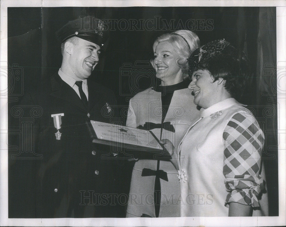 1967 Press Photo Paul G. Pietrzak/Police Medal Heroism/Mrs. Quinnan/Mrs. Fisher - Historic Images