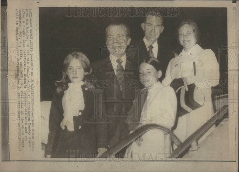 1971 Press Photo President Nixon, brother Ed and his family, in Washington - Historic Images