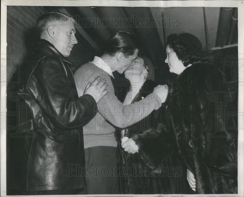 1945 Press Photo Florence Nischt say farewell to husband Joe - Historic Images