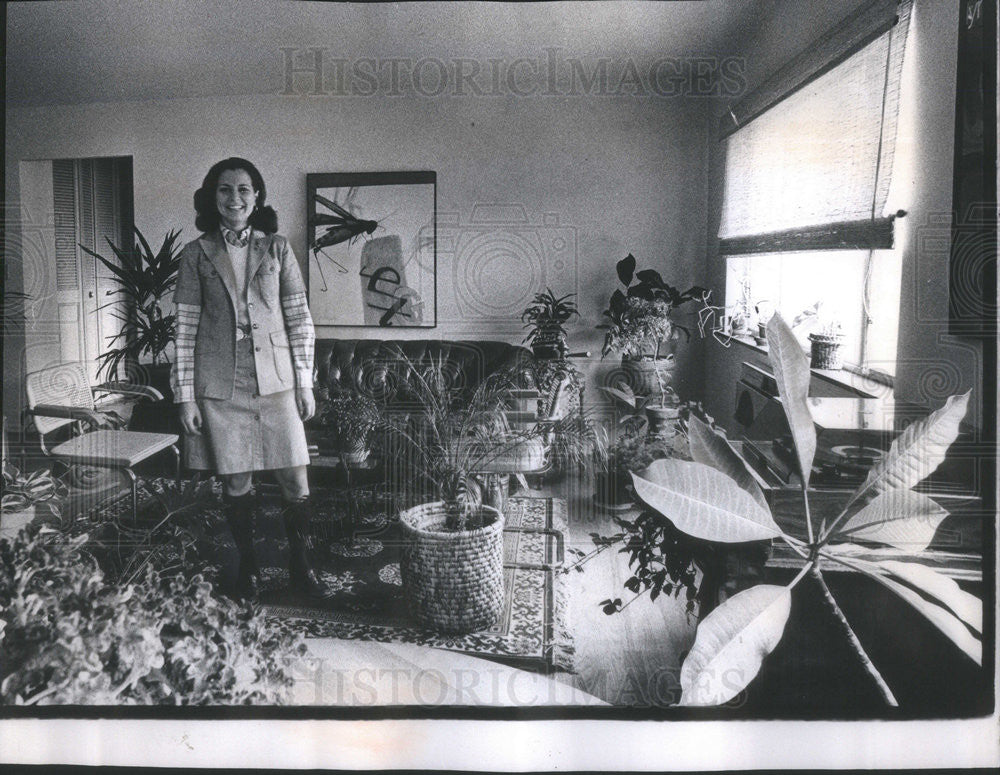 1973 Press Photo Tina Nitzkin popularly known as &quot;The Plant Lady&quot; decorates houses - Historic Images