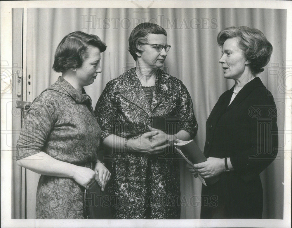 1961 Press Photo Miss Barbara Stuhler, of Minneapolis, Dr. Mary I. Bunting - Historic Images