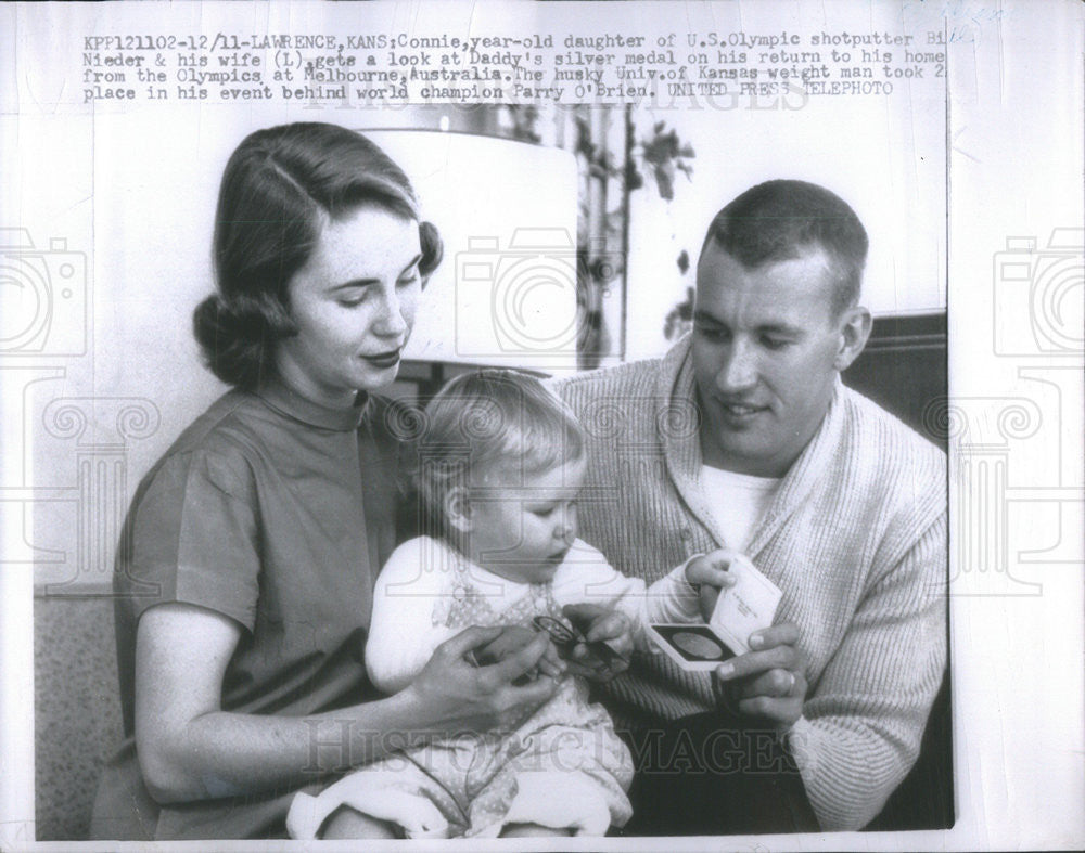 1956 Press Photo US Olympic shotputter Bill Nieder with wife and kid Connie - Historic Images