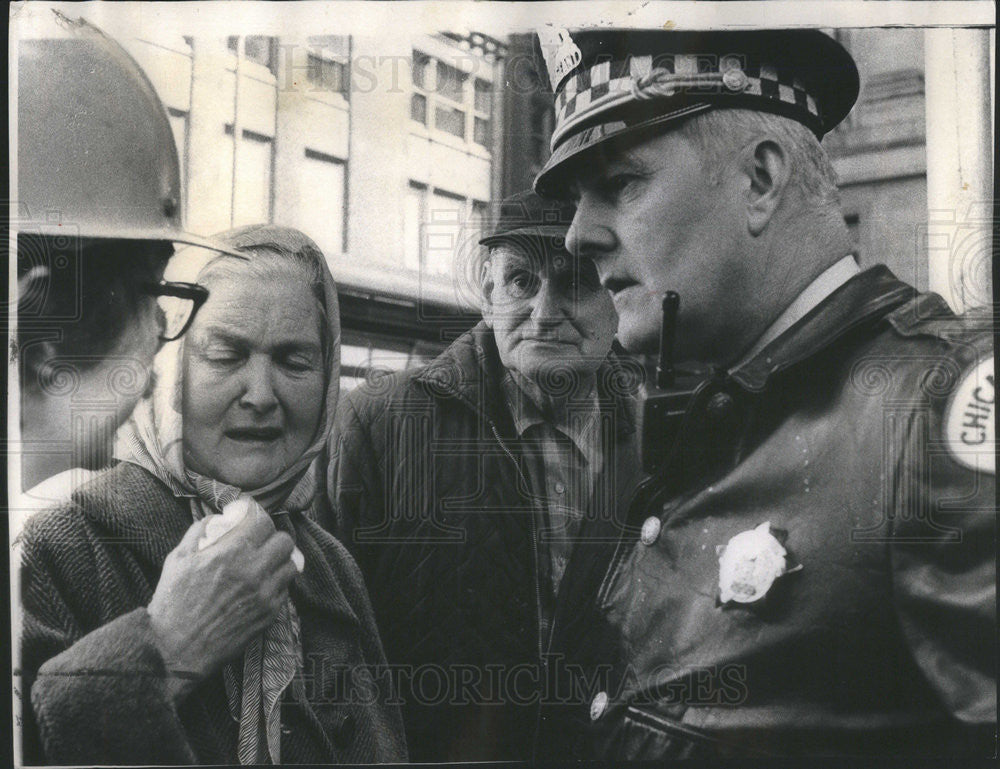 1972 Press Photo Mr and Mrs Agnes Nickel with police at collapsed bldg son is in - Historic Images