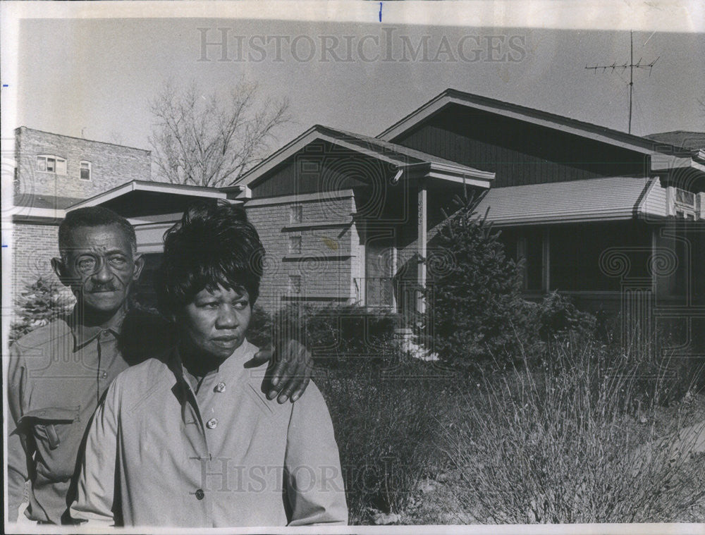 1969 Press Photo Eddie Nickson &amp; wife Letha in front of their home face eviction - Historic Images