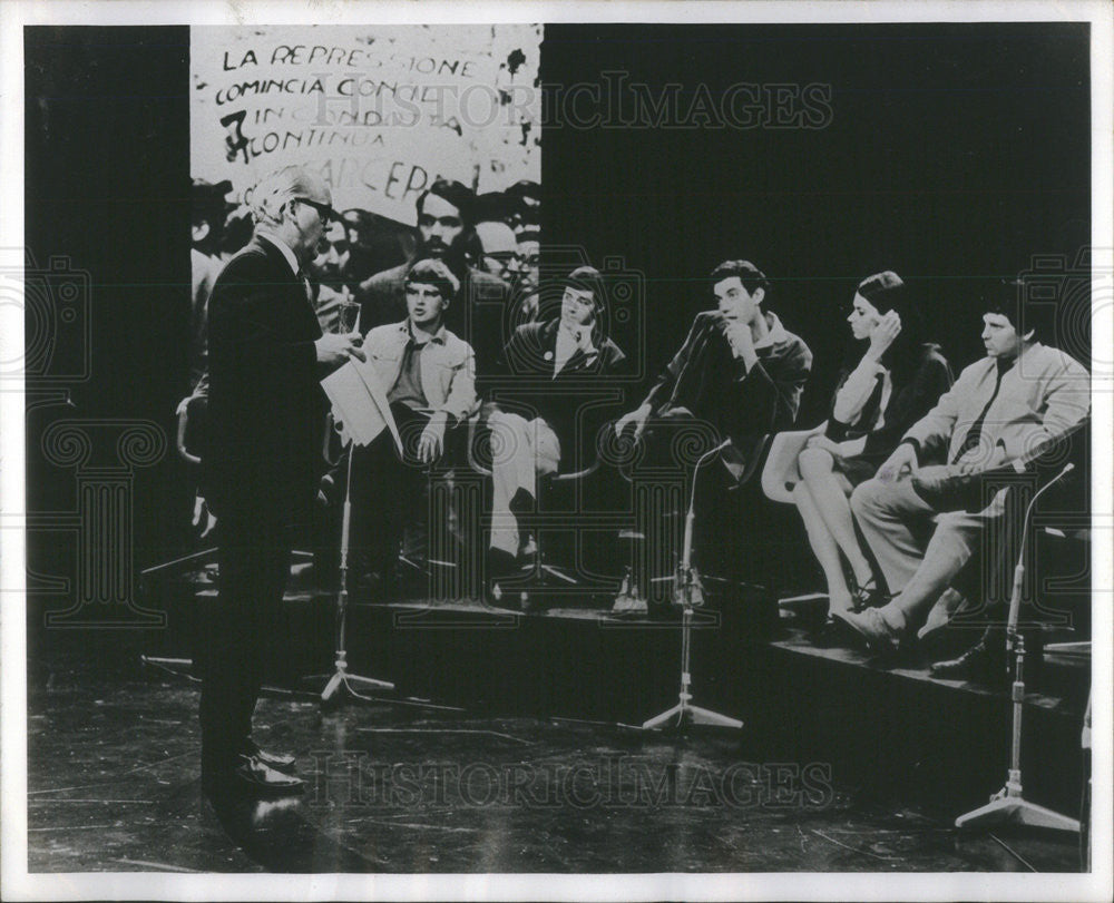 1968 Press Photo Moderator Robert McKensie With Students in Revolt - Historic Images