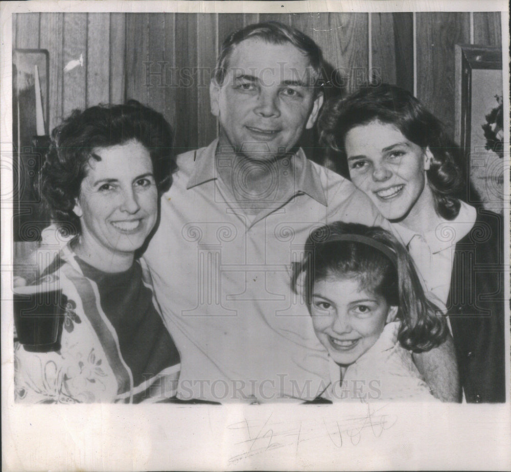 1964 Press Photo John J. McKeithen, wife, Margie with Melissa &amp; Rebecca - Historic Images