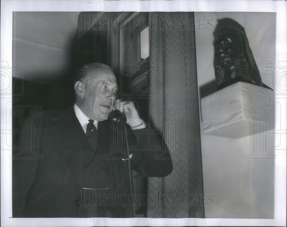 1954 Press Photo Oliver Lyttelton Britain&#39;s Colonial Secretary Talks On Phone - Historic Images