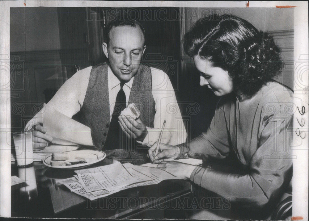 1947 Press Photo Charles Luckman and Mrs. Evelyn Meehan, secretary - Historic Images