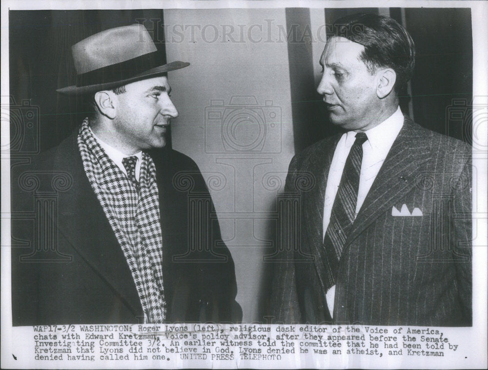 1953 Press Photo Roger Lyons Desk Editor Voice Of America Edward Kretzman - Historic Images