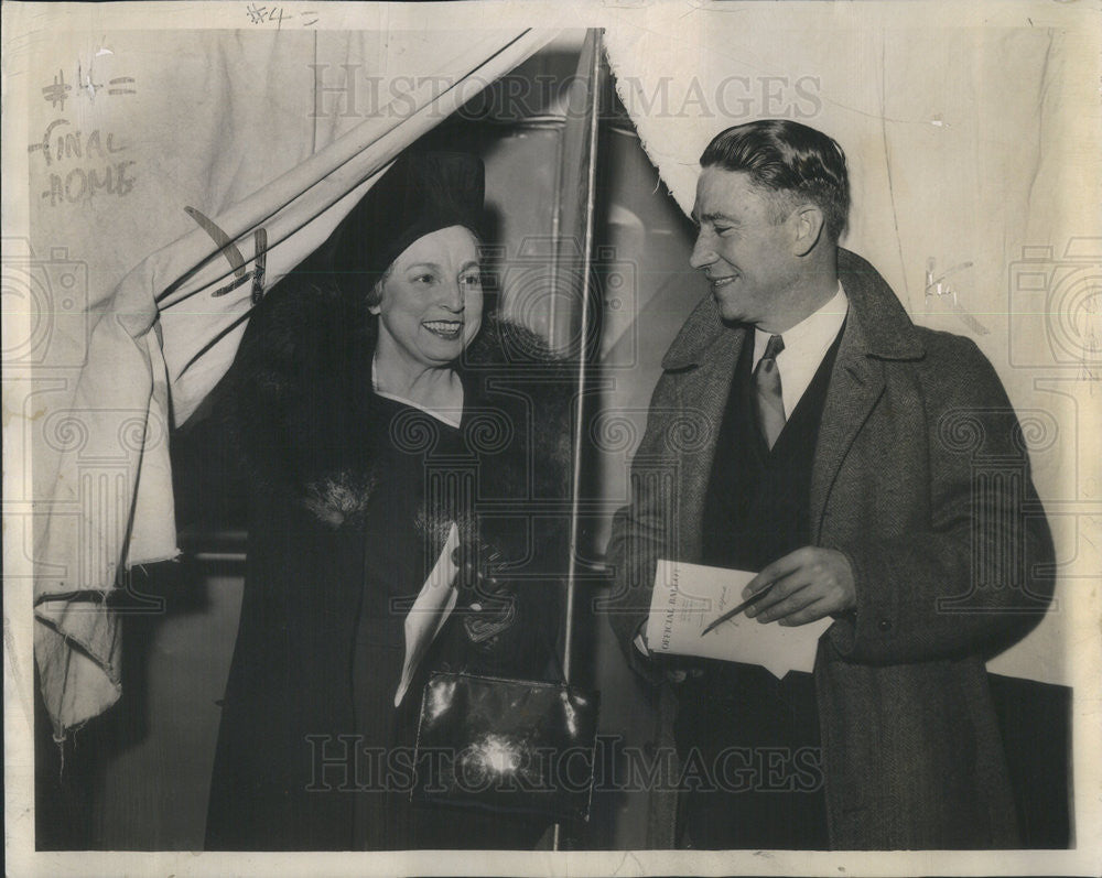 1938 Press Photo Richard Lyons Republican Senator Casting Vote Libertyville - Historic Images