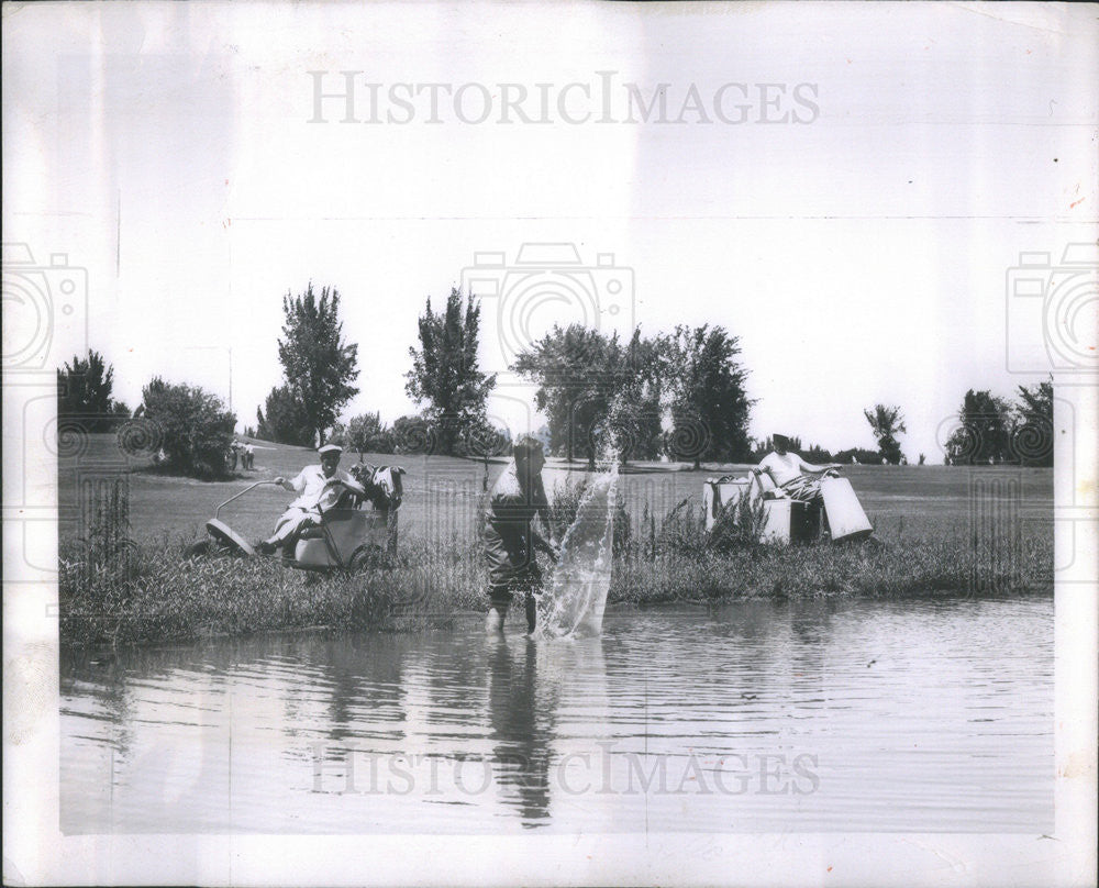 1955 Press Photo Jack Mabley Playing Golf At Southmoor Country Club In Chicago - Historic Images