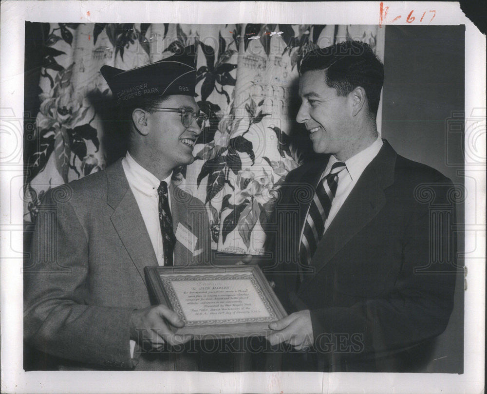 1955 Press Photo Edward Warman presents a plaque to Jack Mabley - Historic Images