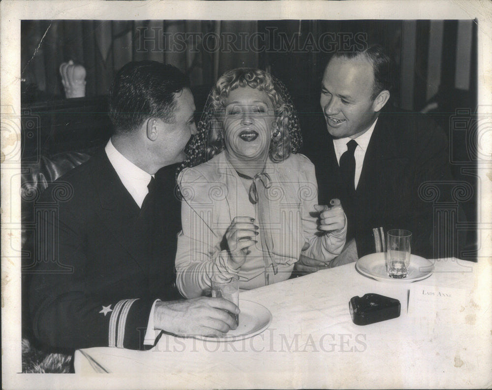 1944 Press Photo Actress Mae Murray With Lt. Francis Hewit And Lt. B.B Kerr - Historic Images