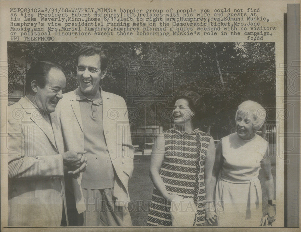 1968 Press Photo VP Hubert Humphrey relaxes w/ wife &amp; guest at Lake Waverly - Historic Images