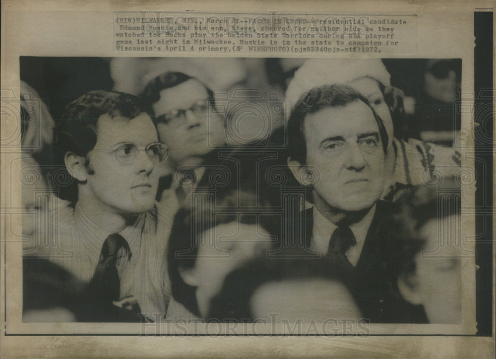 1972 Press Photo Pres candidate Sen Edmund Muskie w/ son Steve at NBA game - Historic Images