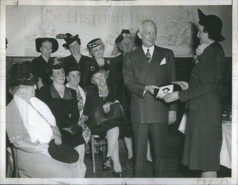 1945 Press Photo B. Harrison Neuman Cook County Chairman &amp; Rose Dyyig - Historic Images