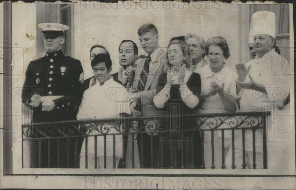 1974 Press Photo White House staff give Richard Nixon ovation as he leaves - Historic Images