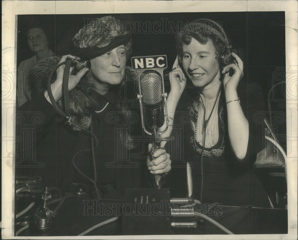 1941 Press Photo Mrs Helen Kirkpatrick and Mrs William Stoneman on radio - Historic Images