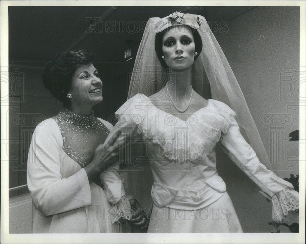 1981 Press Photo Donna Stone Pesch stads next to a wedding gown from White House - Historic Images