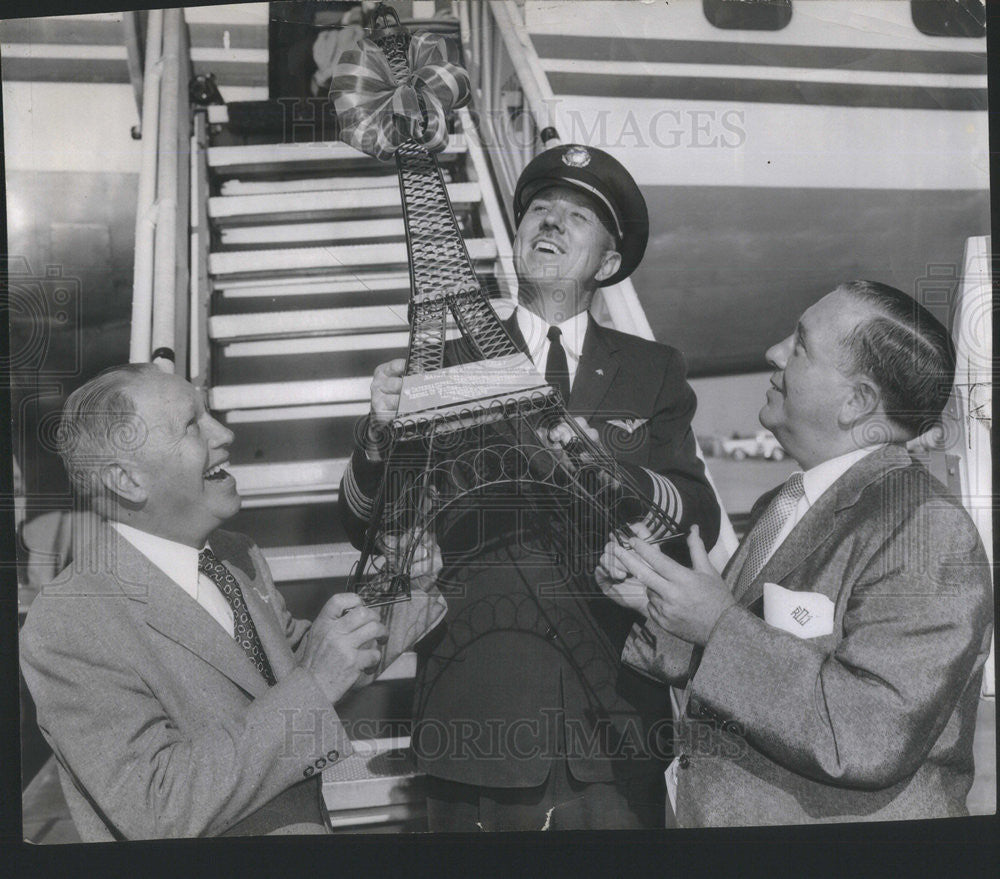 1958 Press Photo Frank Peska &amp; Mayor Richard J. Daley present Capt. Harold E. - Historic Images