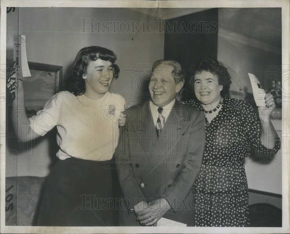 1951 Press Photo Harriet Peska, 16, Frank Peska, candidate for Alderman, &amp; Mrs. - Historic Images