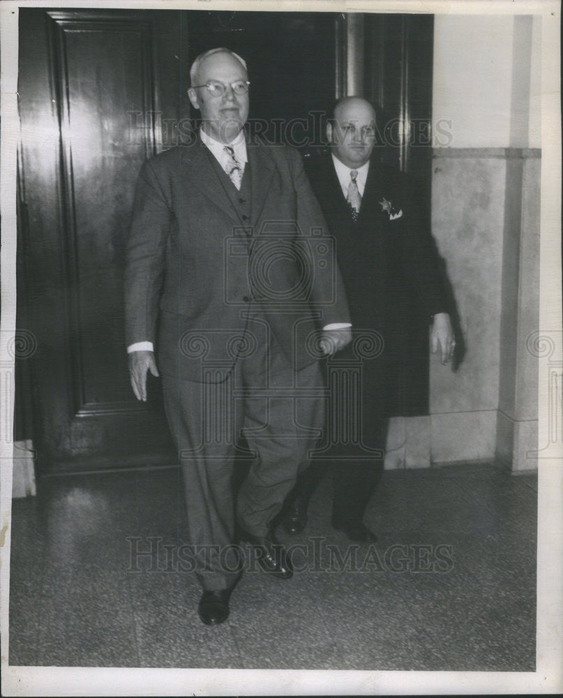 1947 Press Photo Sheriff Flynn escorts Mark T. McKee to jail  for contempt of - Historic Images