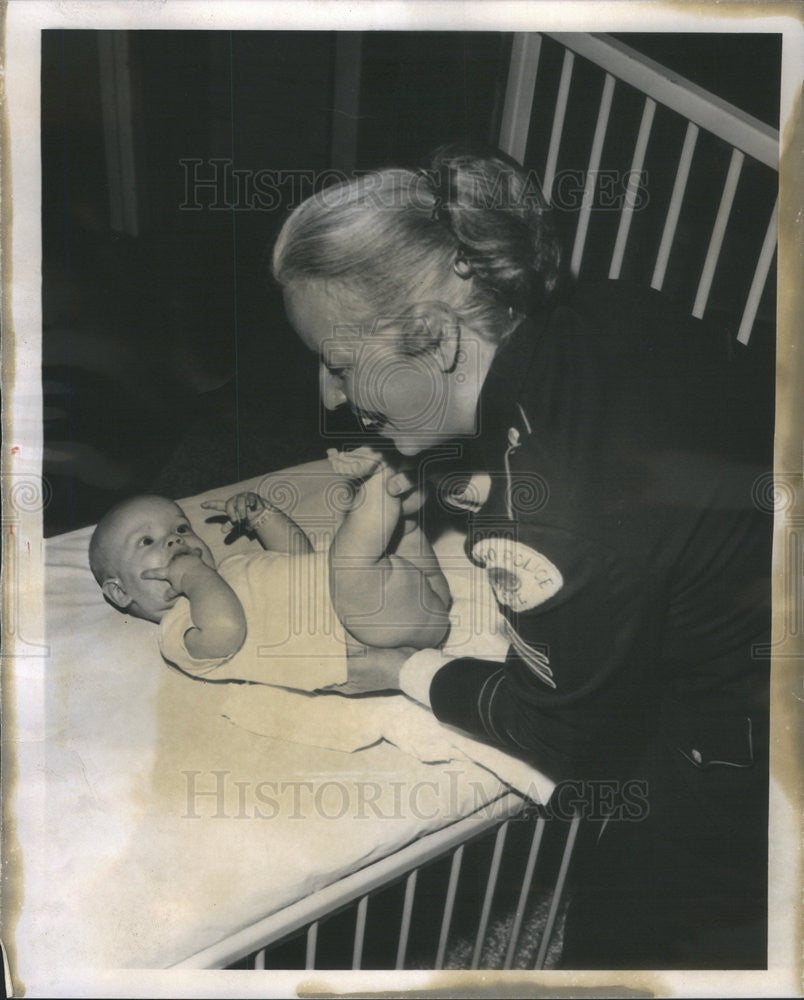 1960 Press Photo Sgt Rita Meany,with baby - Historic Images