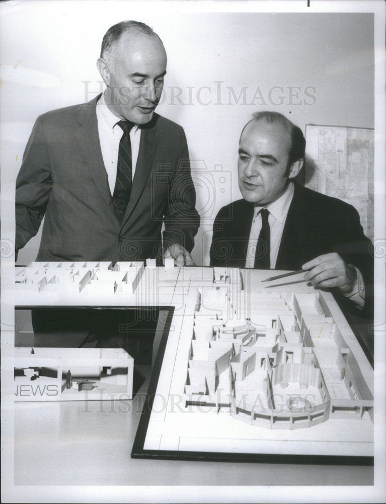 1968 Press Photo Donald Meaney VP of NBC News and George Murray producer - Historic Images