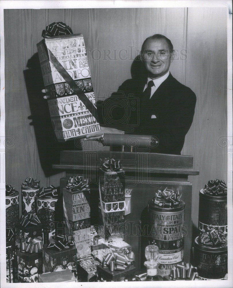 1970 Press Photo Jack Musick, President of Hiram Walker. - Historic Images