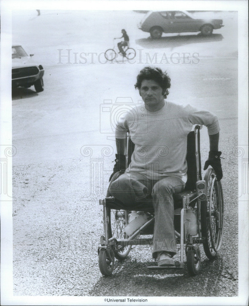 1975 Press Photo Tony Musante &quot;The Desperate Miles&quot; - Historic Images