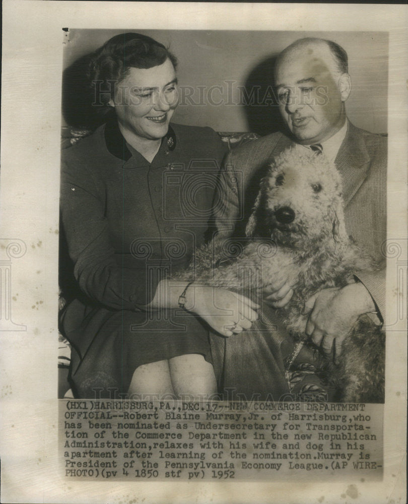 1952 Press Photo Commerce Department Official Robert Murray Wife Dog - Historic Images