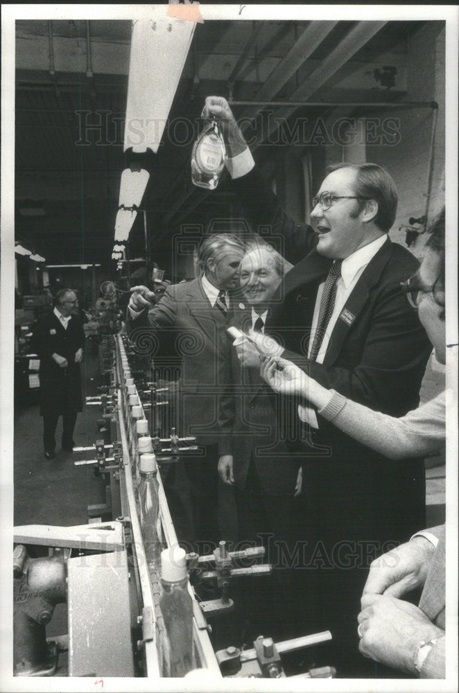 1978 Press Photo Governor Thompson/Helene Curtis/Shampoo/Factory/Chicago - Historic Images