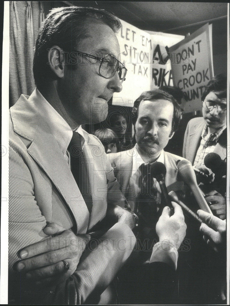 1977 Press Photo Governor Thompson tax protestors - Historic Images