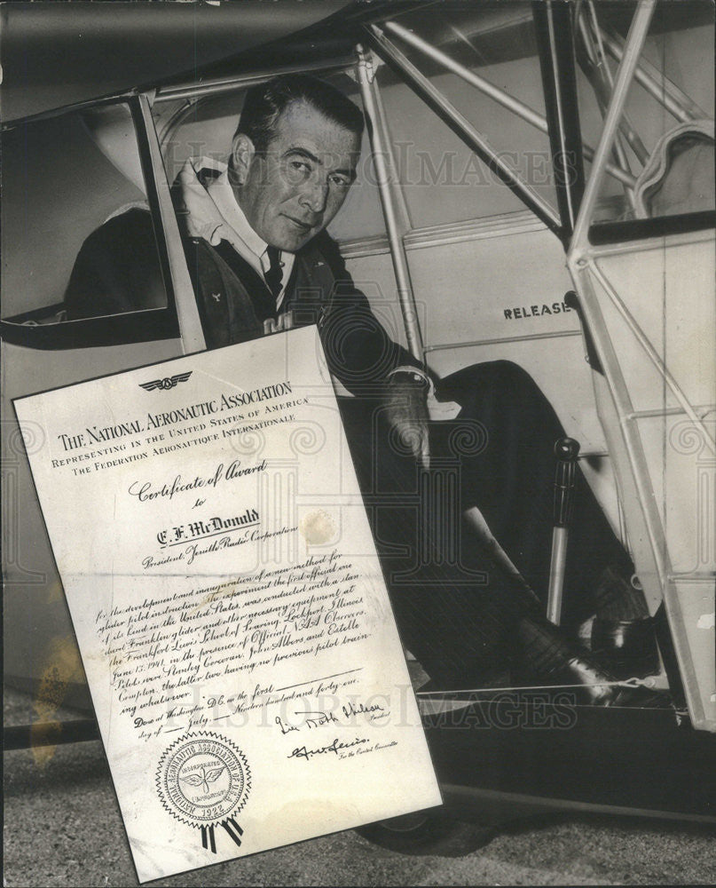 1942 Press Photo Commander E. F. McDonald Jr. Certificate of Award - Historic Images