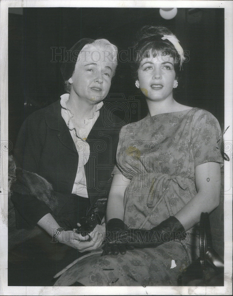 1960 Press Photo Ines McDonald Neale w/ Daughter Jean Marianne Lust Testified - Historic Images