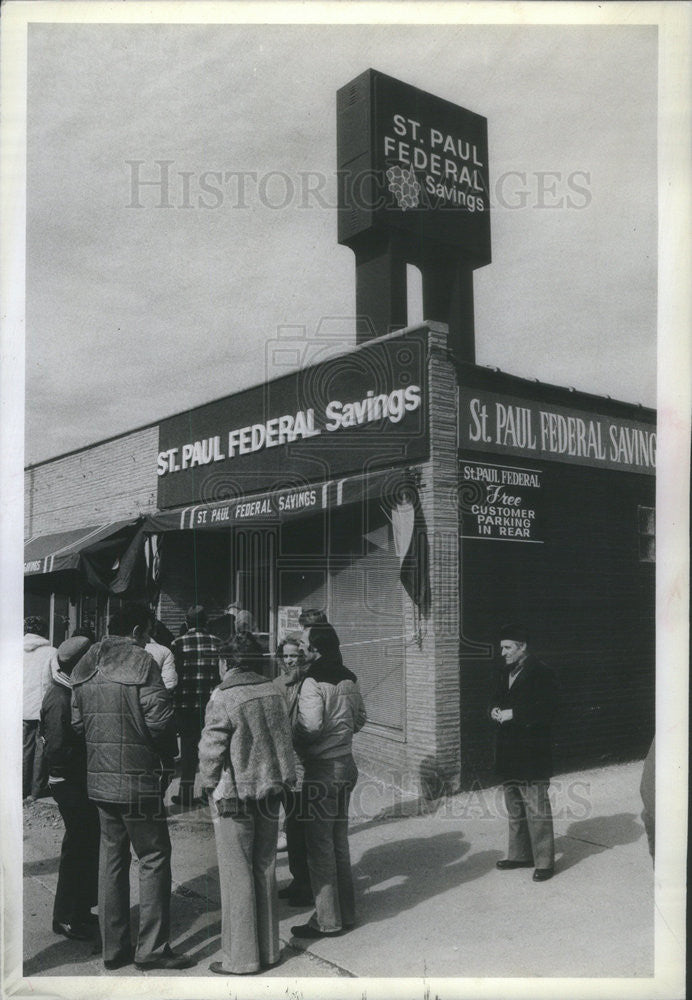 1982 Press Photo Scene of off-duty cop shooting. Bullet holes in the entrance - Historic Images