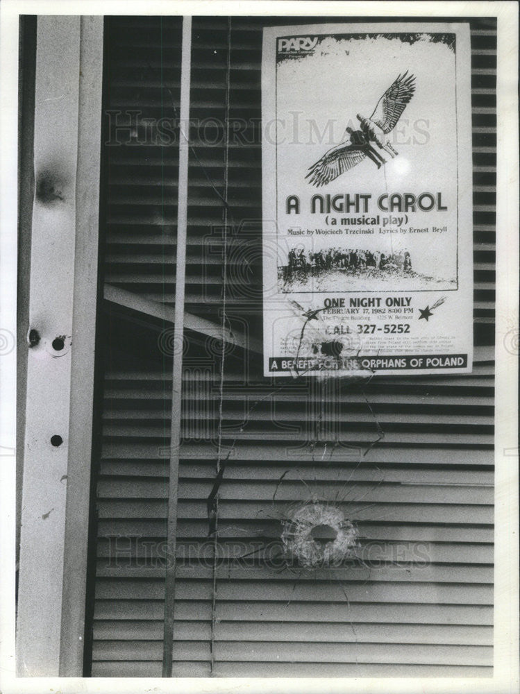 1982 Press Photo Off Duty Chicago Policeman John Weller Shot During Robbery - Historic Images