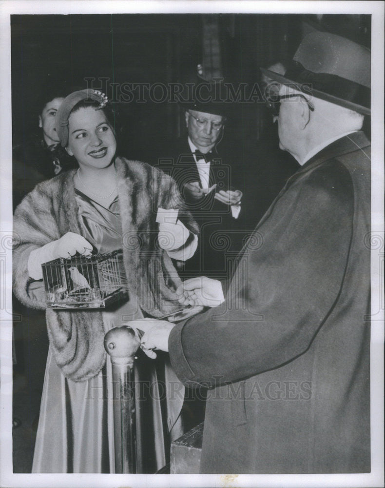 1952 Press Photo Soprano Virginia MacWatters and her pet canary &quot;Petey&quot; - Historic Images