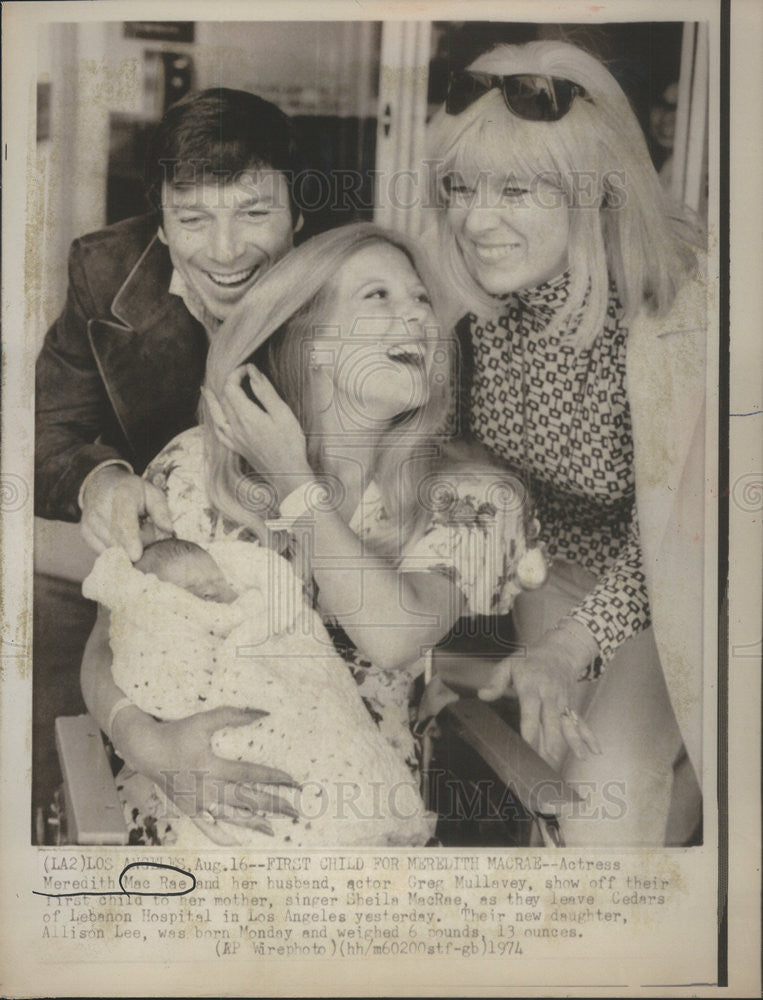 1974 Press Photo Actress Meridith MacRae and Greg Mullavey with Sheila MacRae - Historic Images