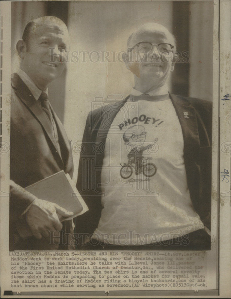 1971 Press Photo Lt. Gov. Lester Maddox wearing one of his &quot;Phooey&quot; tee shirts - Historic Images