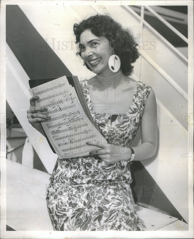 1954 Press Photo Betty Madigan,singer - Historic Images