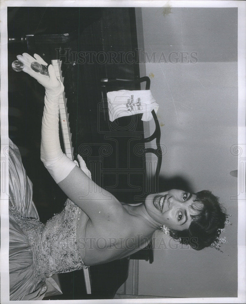 1958 Press Photo Betty Madigan,singer - Historic Images