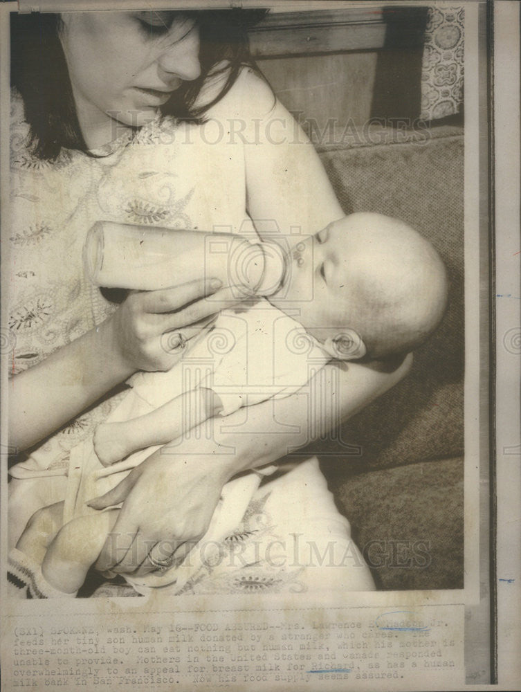 1968 Press Photo Mrs. Lawrence Madson feeds her son human milk - Historic Images