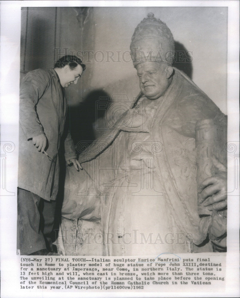 1962 Press Photo Enrico Manfrini Pope John XXIII sculptor - Historic Images