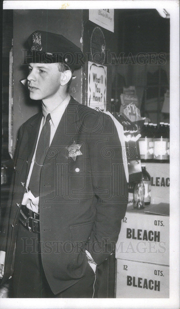 1955 Press Photo Police officer Art Manager. - Historic Images